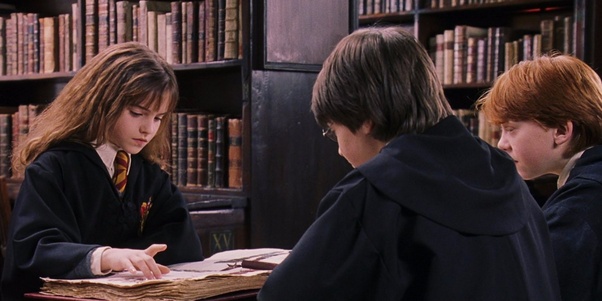 Hermione estudando
