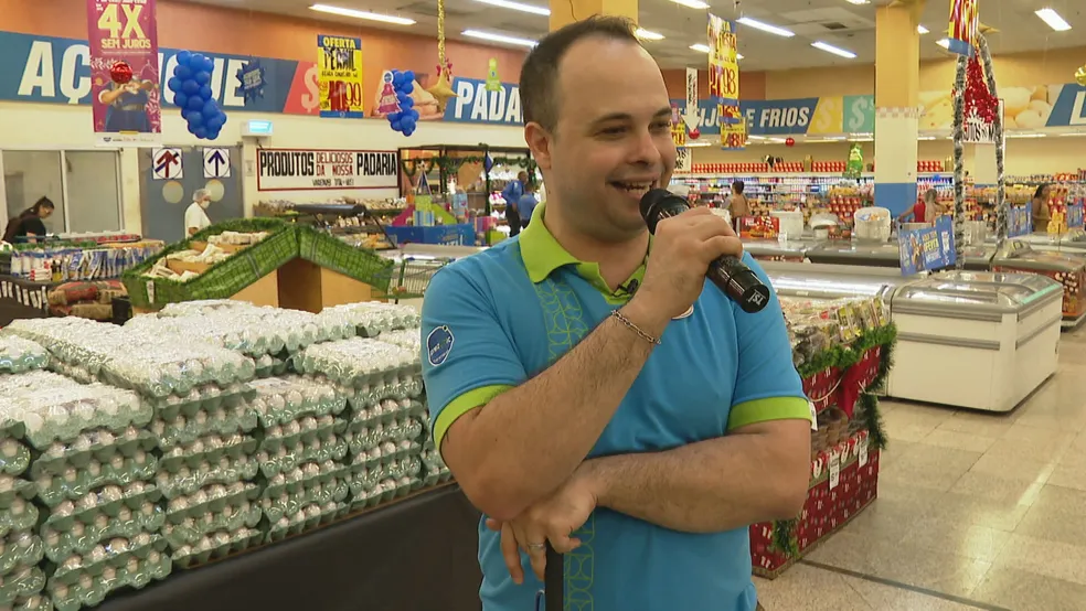 Locutor cego encanta clientes de supermercado no Catumbi, na Zona Norte do Rio